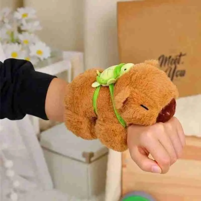 Pulseira De Pelúcia Capivara - Imagem 2