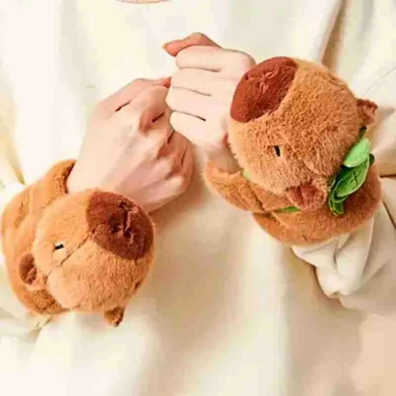 Pulseira De Pelúcia Capivara - Imagem 3